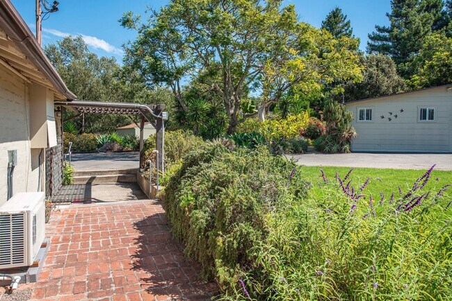 Foto del edificio - Charming 2-Bedroom Retreat Near More Mesa ...