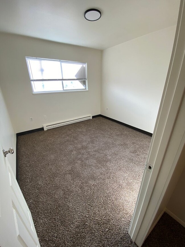 Building Photo - 1108-1110 Vandenburg Loop NE