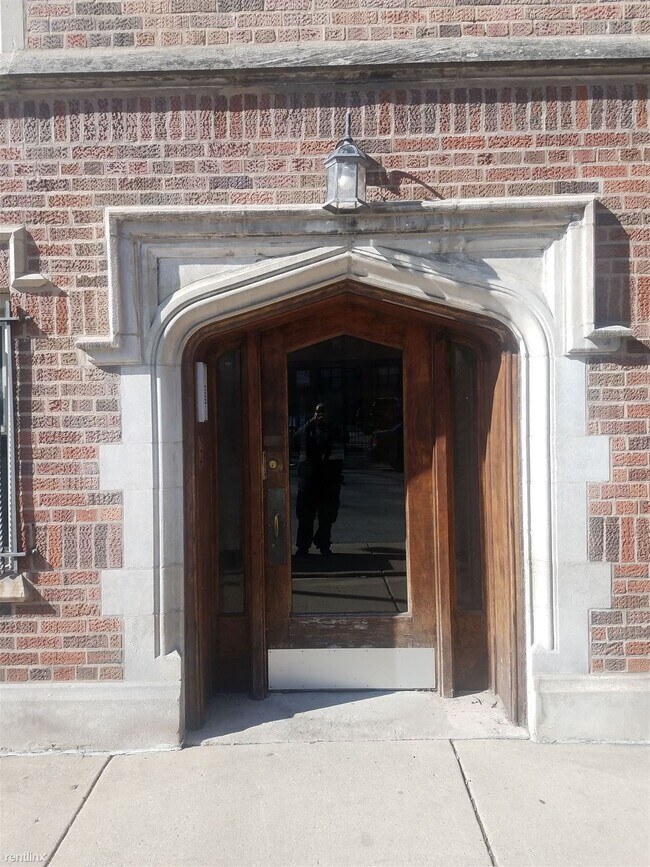 Foto del edificio - 2 br, 1 bath Apartment - 1732 E 70th St Apt 3