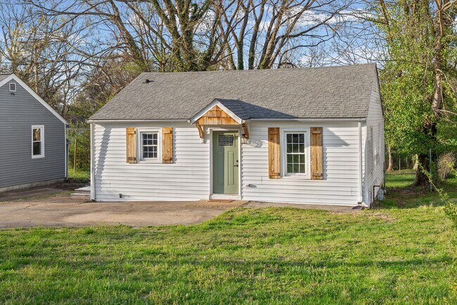 Building Photo - 2 Bedroom Pet Friendly Home For Rent Near Madison Street!