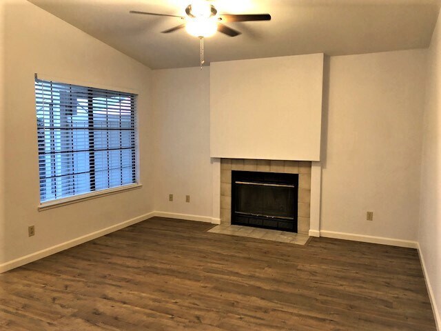 Foto del edificio - AVAILABLE FOR MOVE IN ON 8/1/26 -  RECENTLY RENOVATED 3 BED, 2 BATH 1 STORY ON LARGE CORNER LOT