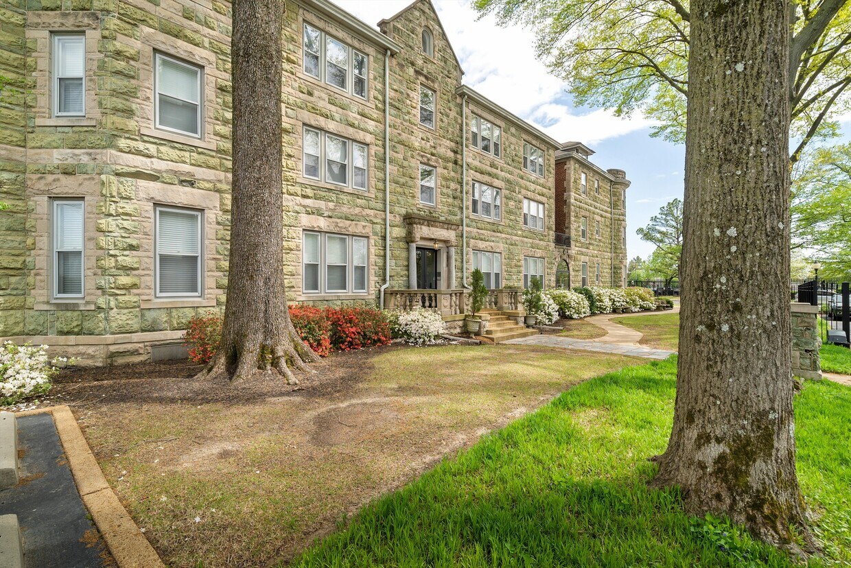 Primary Photo - 200 N Waldran Blvd