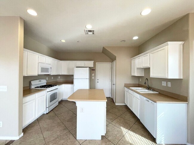Building Photo - Beautiful 2-story house