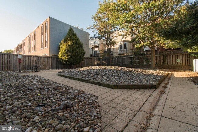 Building Photo - 870 N 28th St