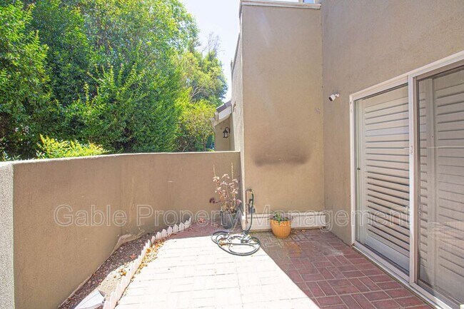 Foto del edificio - 26101 McBean Pkwy