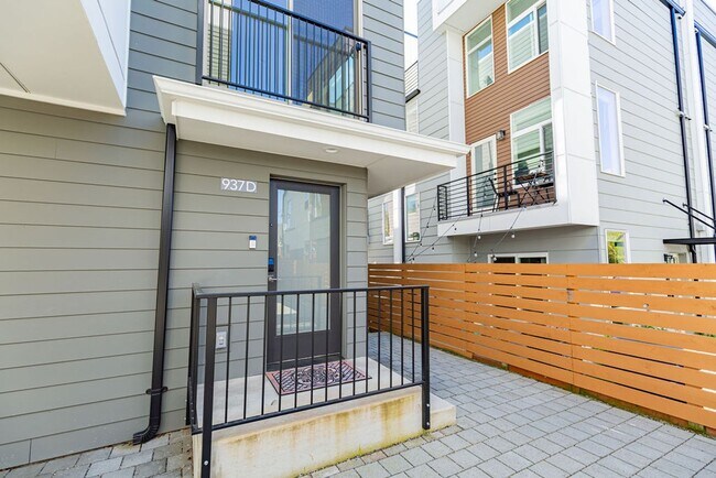 Building Photo - Ballard Townhouse
