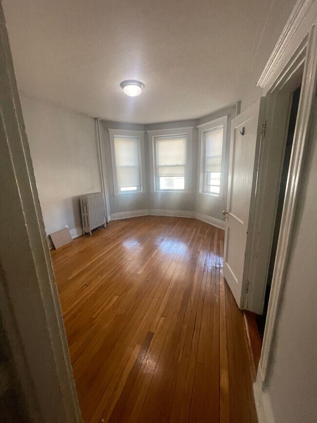 Foto del edificio - Split 2 Bed -With New Kit and Bath -Heat Inc -No Feer Stuidents Ok -Close to green line