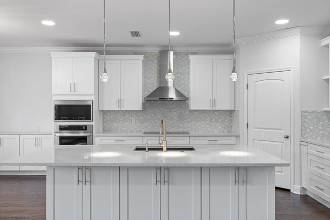 Building Photo - 590 Las Roblas Grande Dr