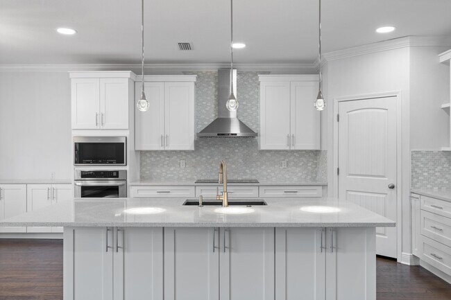 Foto del edificio - 590 Las Roblas Grande Dr