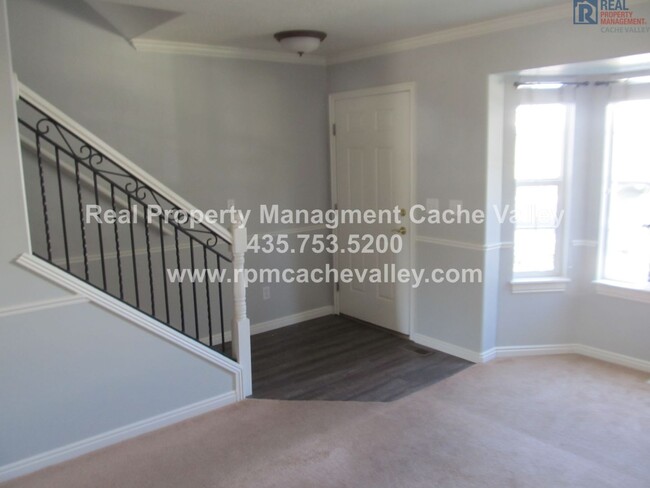 Foto del edificio - This Beautiful and updated Town home is Av...