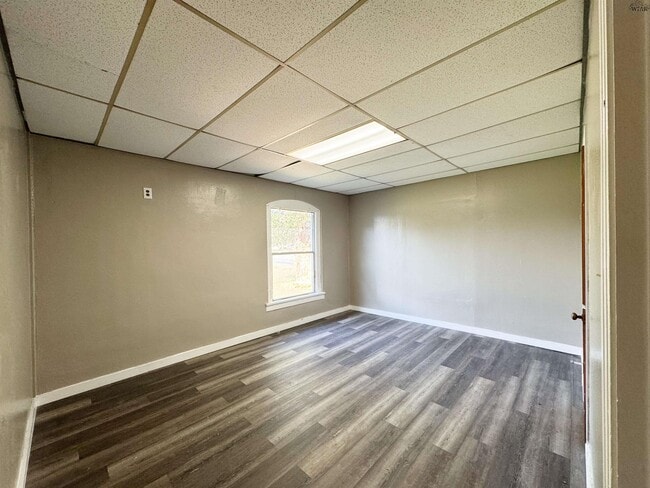 Building Photo - 3201 Southwest Dr