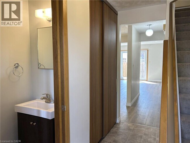 Photo du bâtiment - 10 Montclair Crescent