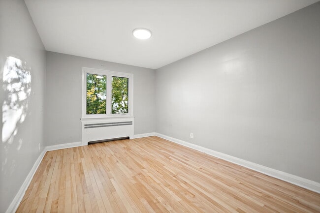 Building Photo - 4550 Av Walkley