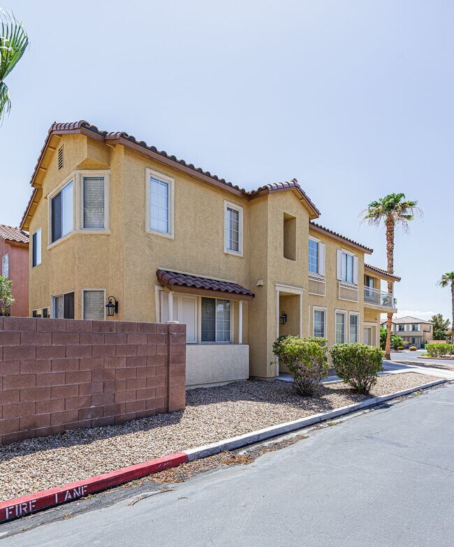 Foto del edificio - 2 Master Suites in a gated community