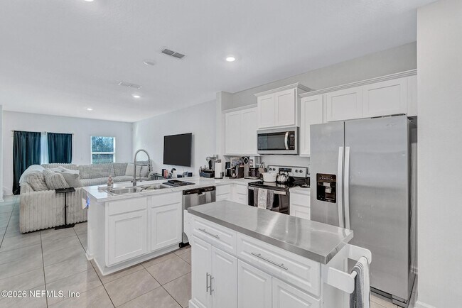 Building Photo - 9008 Gifford Dr