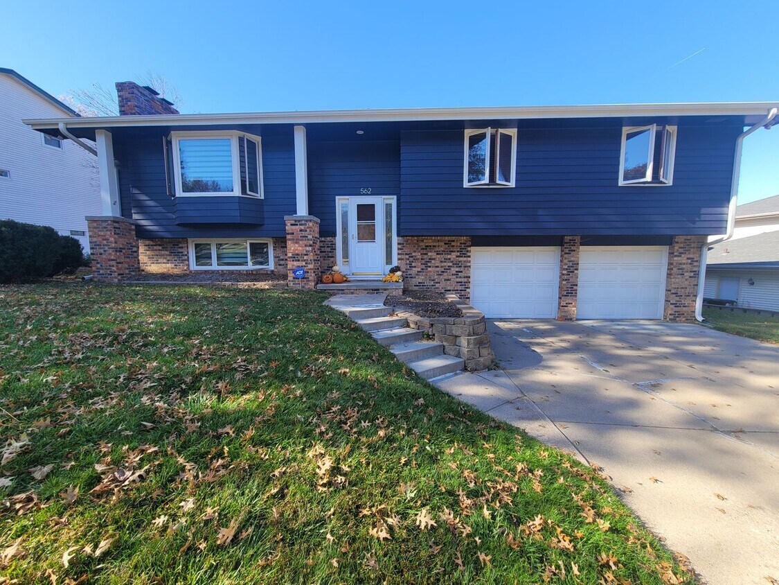 562 S 122nd St, Omaha, NE 68154 House Rental in Omaha, NE