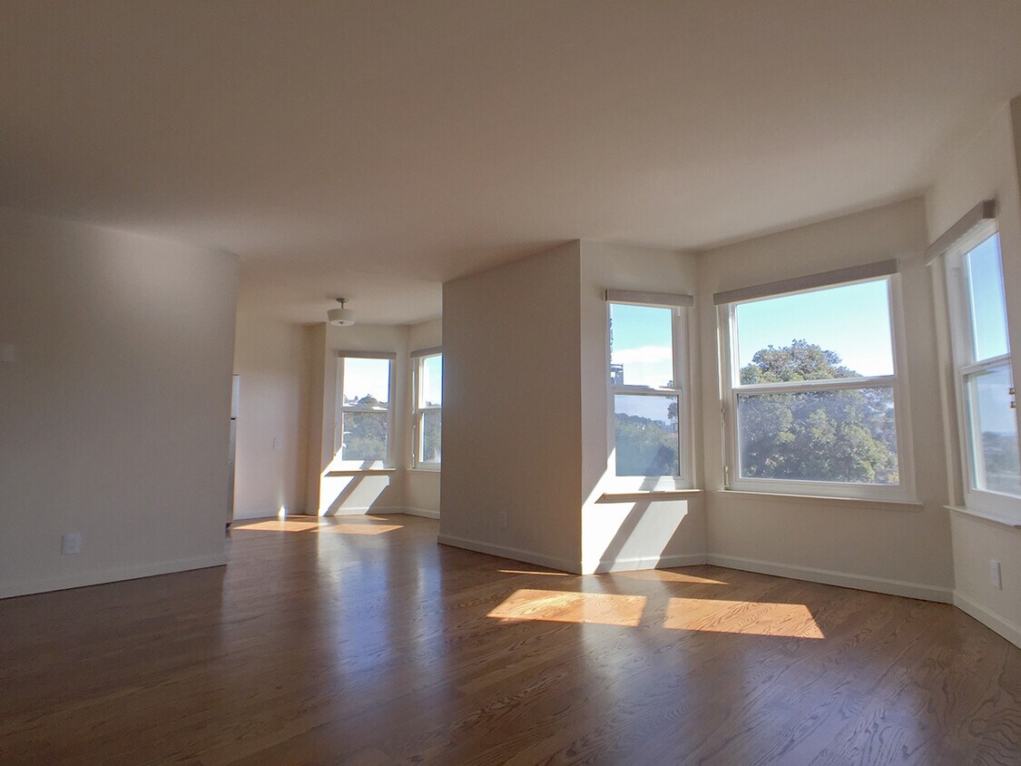 Front Bay Windows - 2958 Diamond St