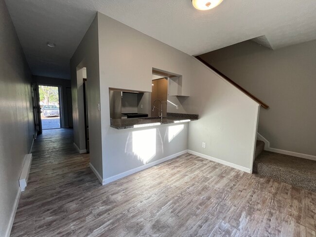 Building Photo - 208 Forest Ln