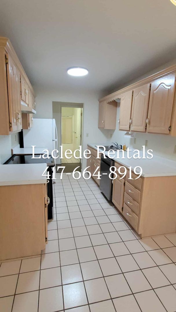 Foto del edificio - 2 BEDROOM 2 BATHROOM DUPLEX WITH GARAGE