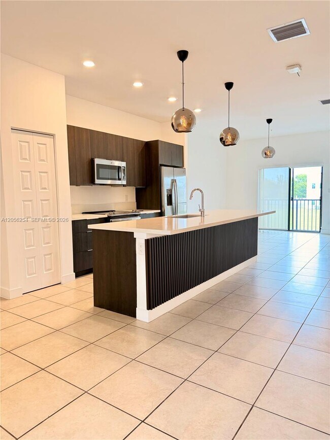 Foto del edificio - 7819 NW 104th Ave