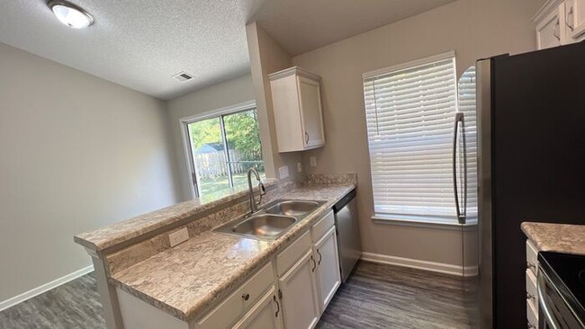 Foto del edificio - AVAILABLE NOW! - 9709 Northwoods Forest Dr...