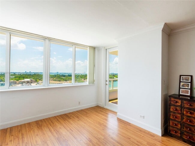 Foto del edificio - 5005 Collins Ave