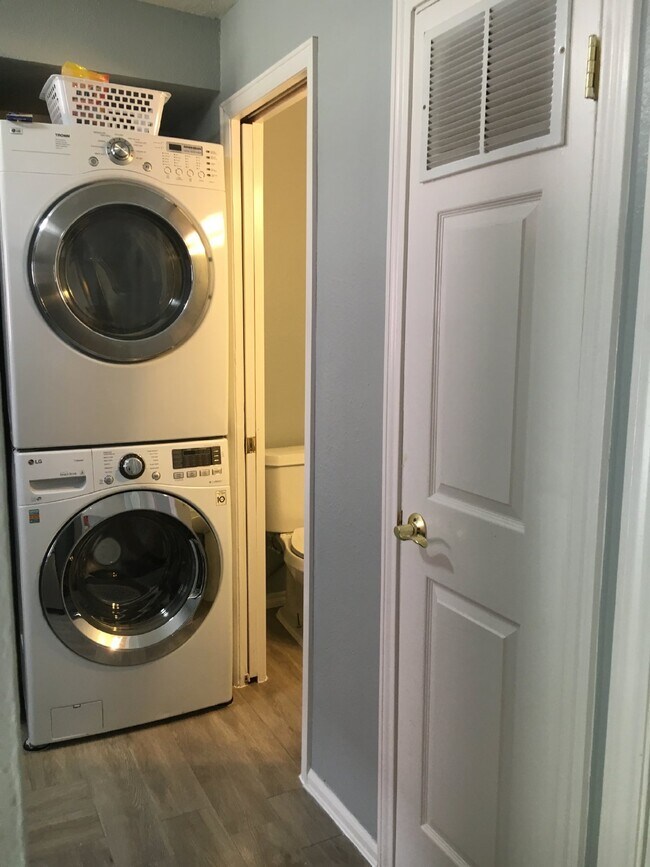 Foto del edificio - 2BR/1.5BA Remodeled Row Home in Westminster AVAIL 7/15