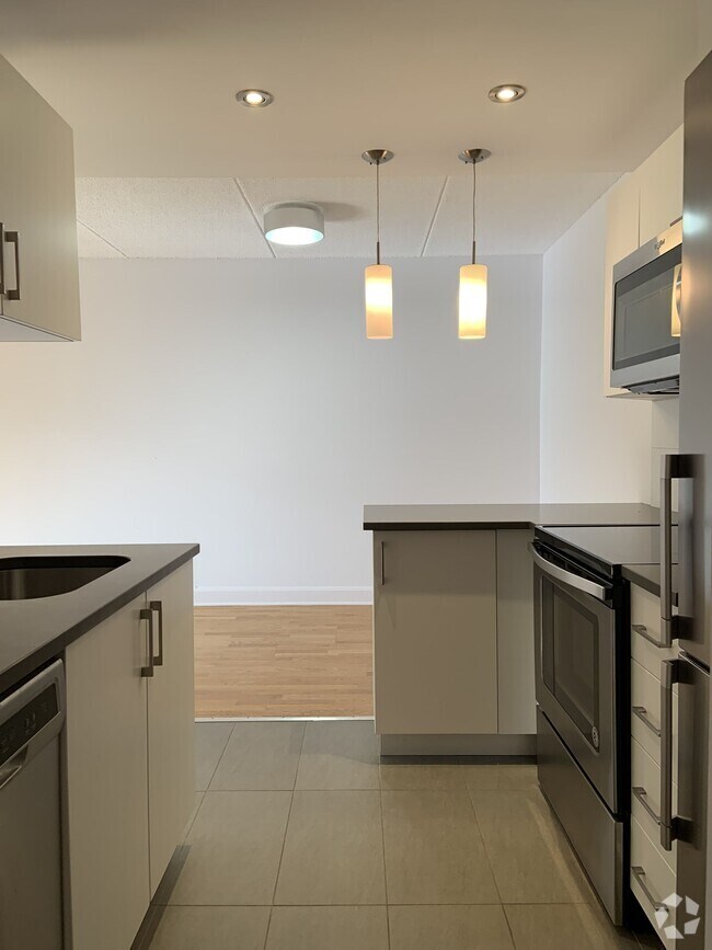 Apartments, Condos and Houses under C2,000 in StLambert, QC 15