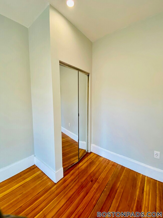 Foto del edificio - 164 Hyde Park Ave