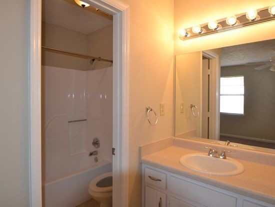 Building Photo - Great Starter home