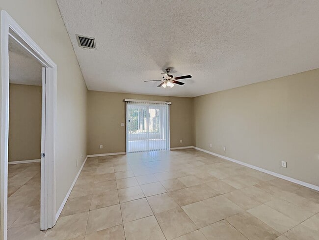 Building Photo - 2237 Deercroft Dr