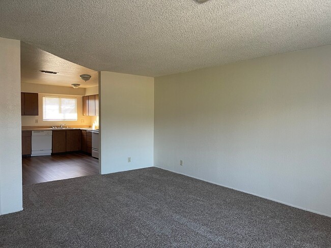 Building Photo - 2081 Rosamond Ave