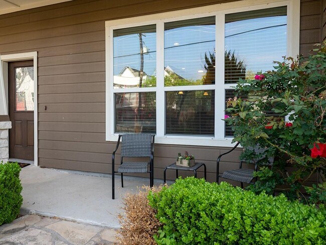 Foto del edificio - 5605 Roosevelt Ave