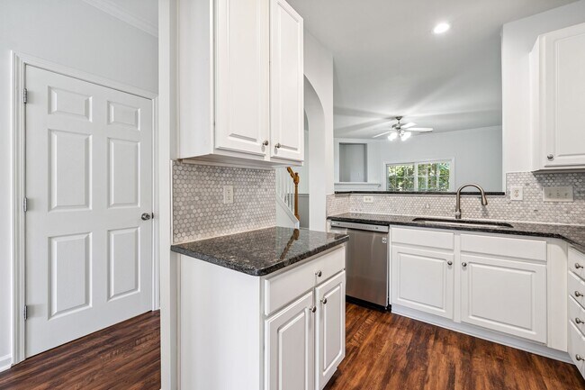 Foto del edificio - Spacious Townhome with Finished Basement -...