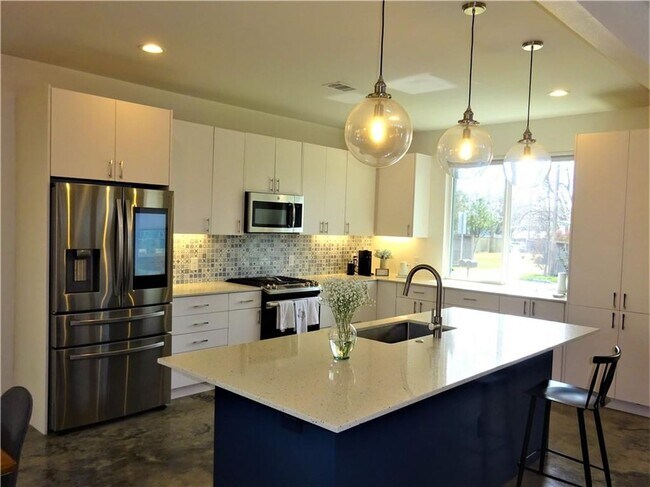 Building Photo - 602 W Odell St