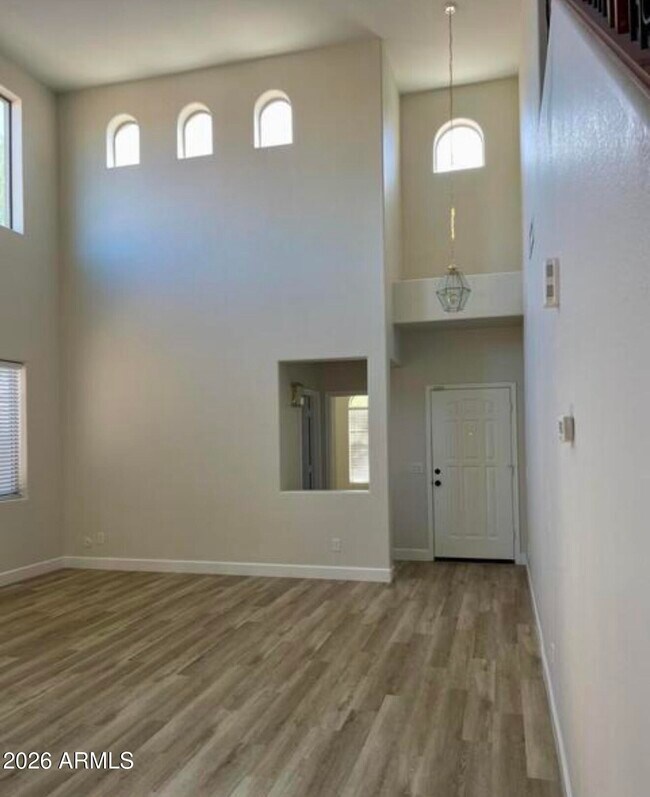 Building Photo - 722 E Saddle Way