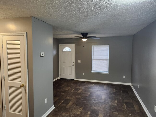 Building Photo - 624 College Ave