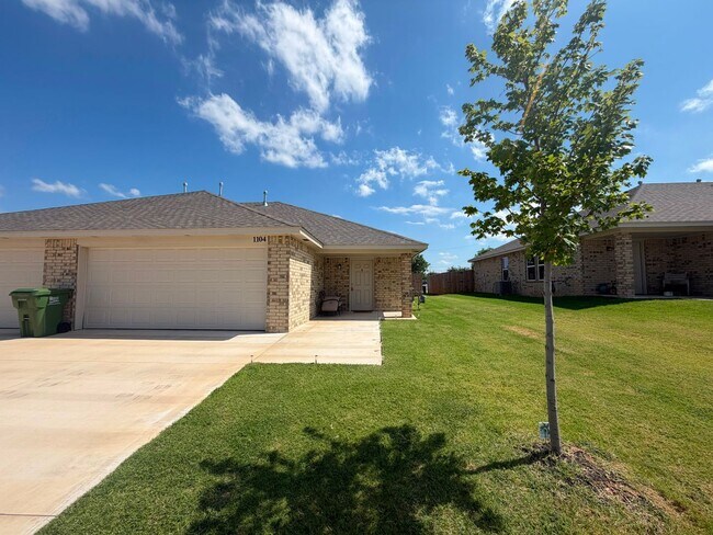 Foto del edificio - Beautiful 3-Bedroom Home in Yukon – Available Now!