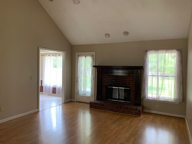 Foto del edificio - $300 OFF FIRST MONTHS RENT!  COMING SOON 8...