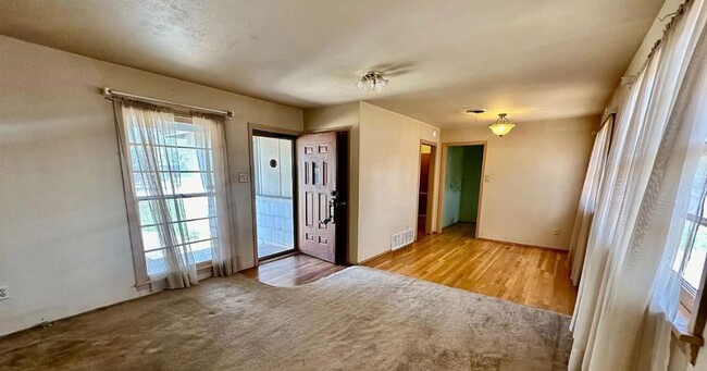 Foto del edificio - Spacious, remodeled 3 Bed, 2 Bath Home in ...