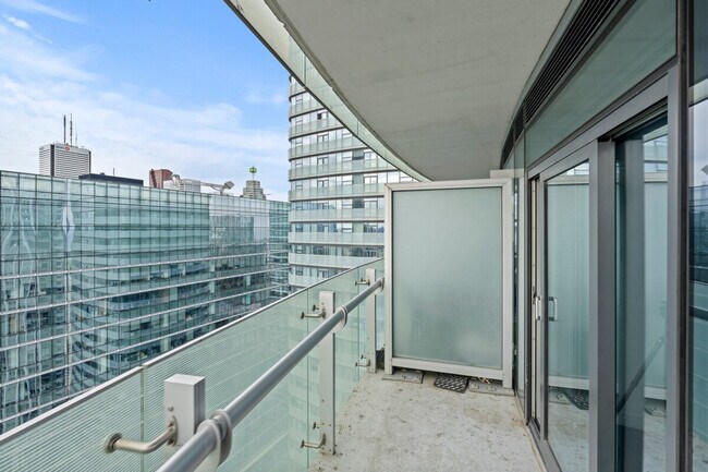 Photo du bâtiment - 255 Bremner Blvd