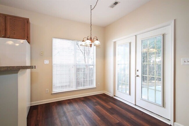 Building Photo - 3869 Longwood Dr SW