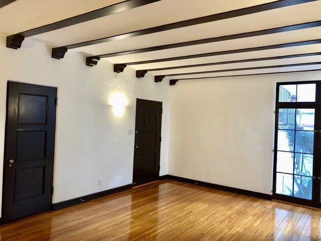 Building Photo - 360 N Sycamore Ave