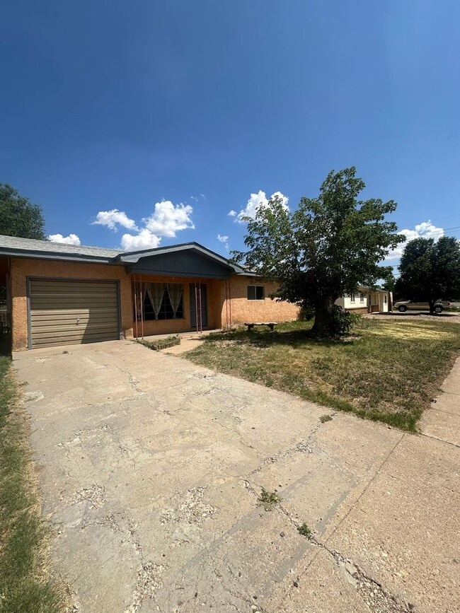 Building Photo - Cozy and Comfortable 3 Bed Home! Sandia Sc...
