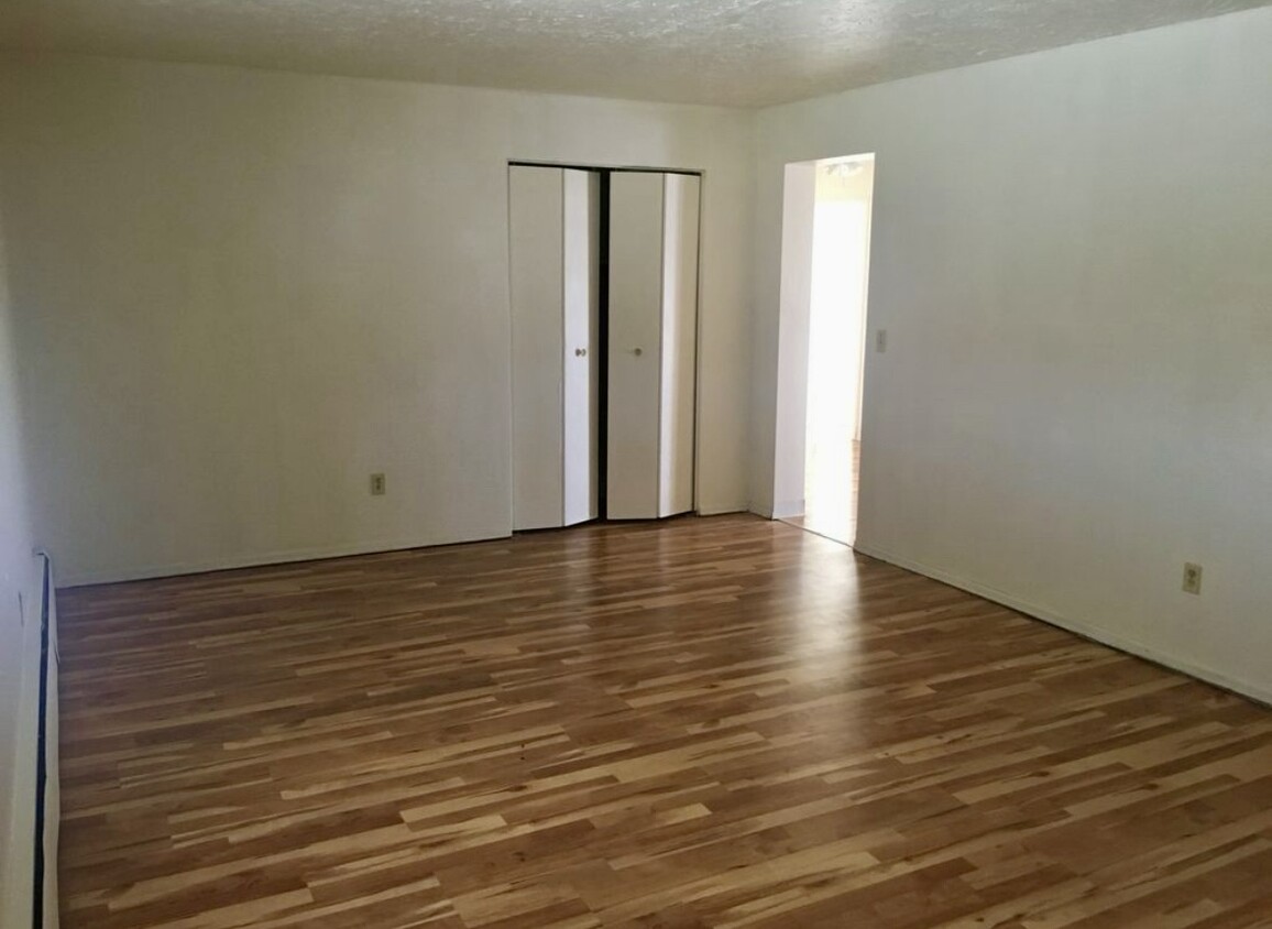 Oversized living room - 5617 Kirby Ave