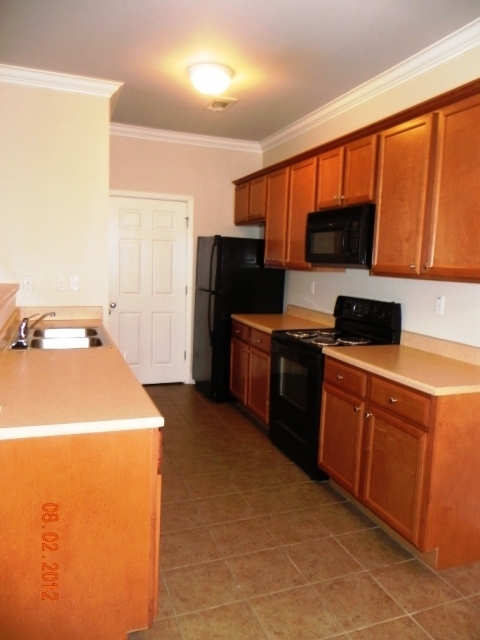 Building Photo - 3 Bedroom Condo Near LSU! Located in a gat...