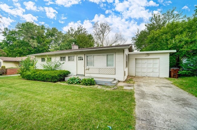 Building Photo - Three Bedroom Home in Dayton with Back Yard
