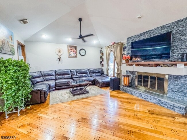 Building Photo - 617 Sycamore St