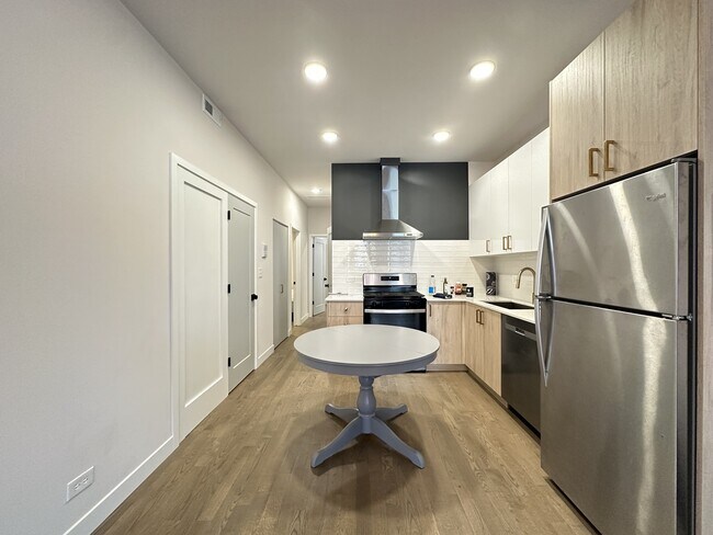 Building Photo - 841 N Mozart St