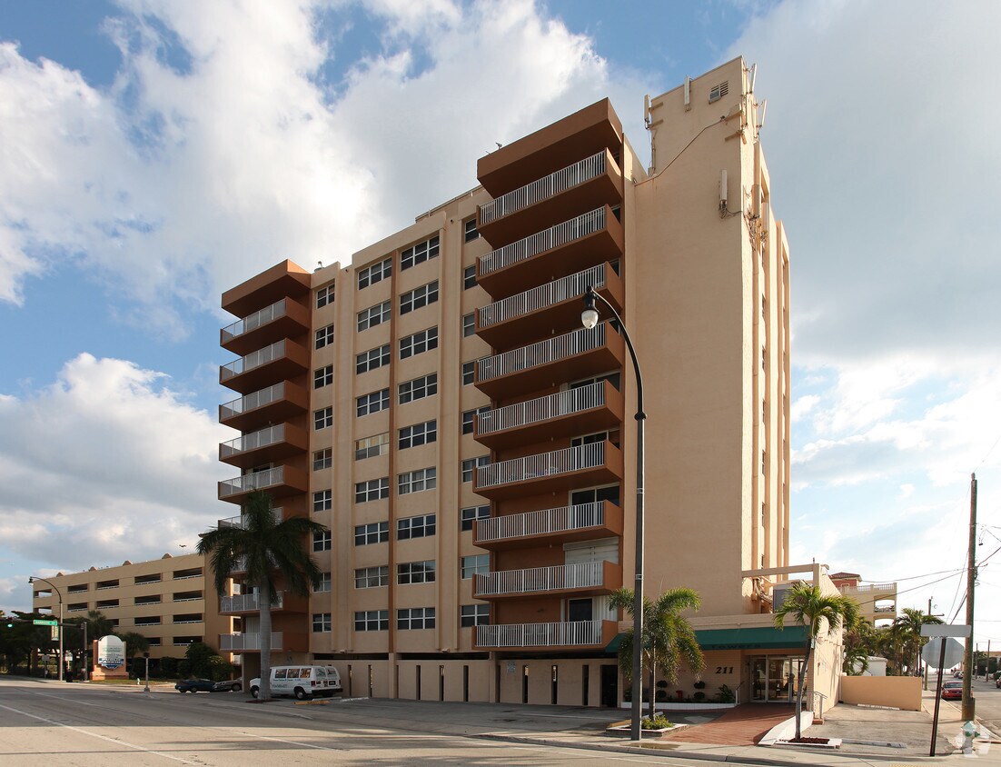 Victoria Towers Apartments in Hollywood, FL